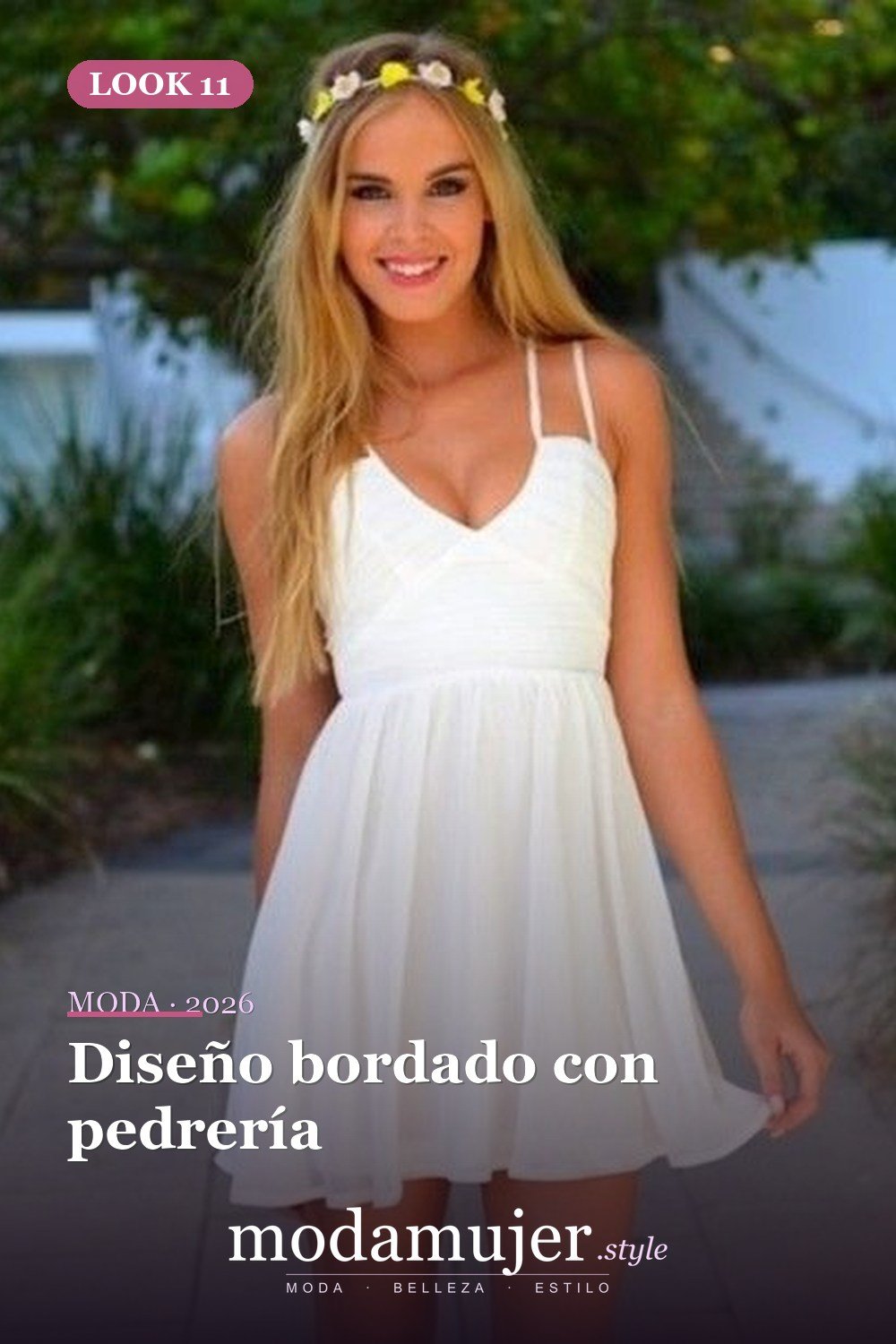 Diseño bordado con pedrería — 30 diseños de vestidos de graduación blancos para chicas con estilo