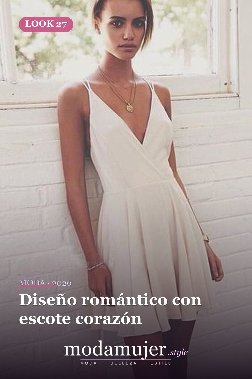 Diseño romántico con escote corazón — 30 diseños de vestidos de graduación blancos para chicas con estilo