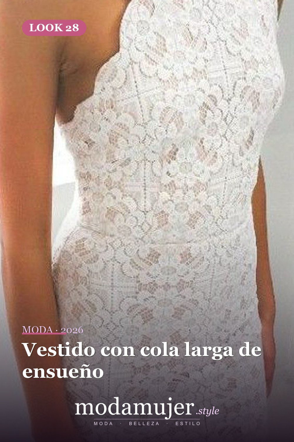 Vestido con cola larga de ensueño — 30 diseños de vestidos de graduación blancos para chicas con estilo