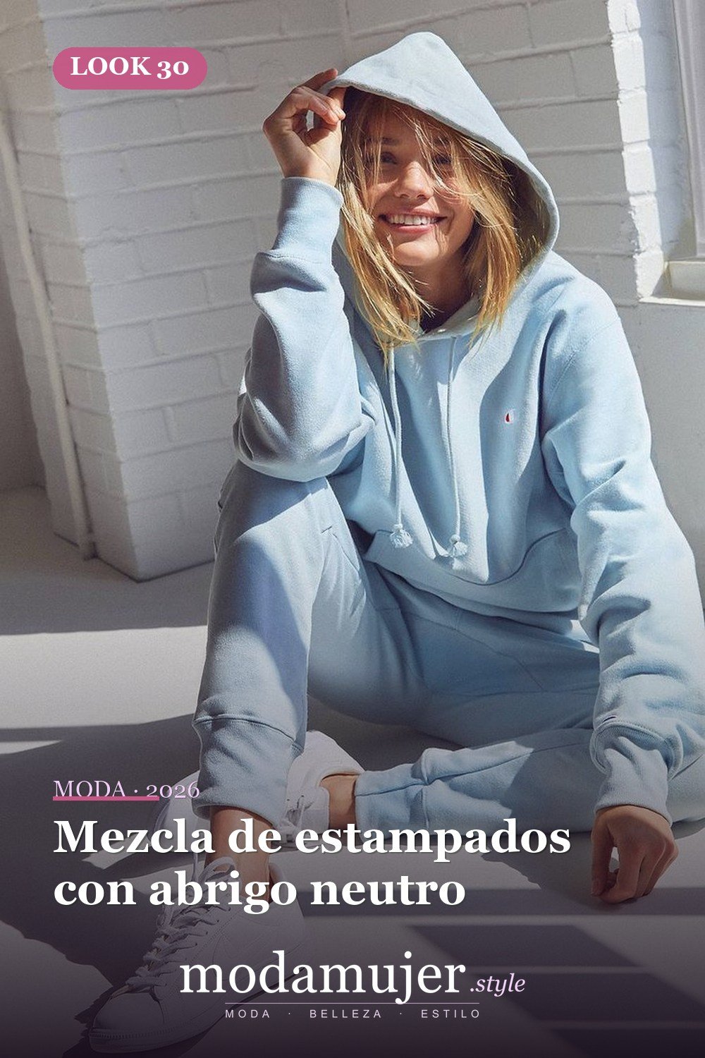 Mezcla de estampados con abrigo neutro — 30 ideas de moda urbana de invierno para mujer en 2026