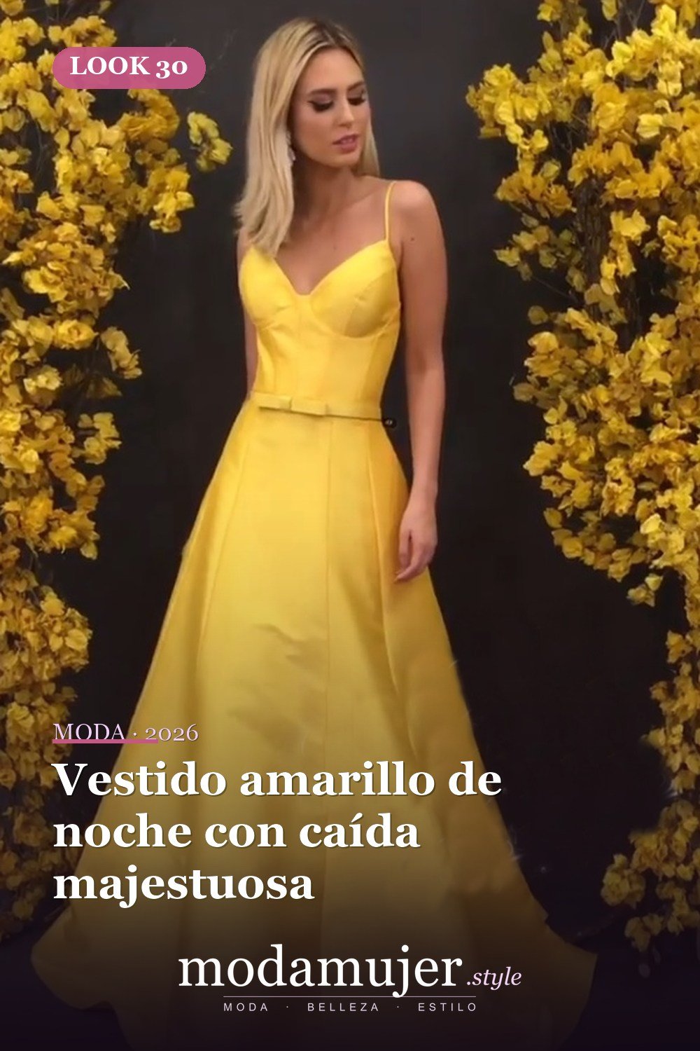 Vestido amarillo de noche con caída majestuosa — 30 largos vestidos amarillos cómodos para esta primavera