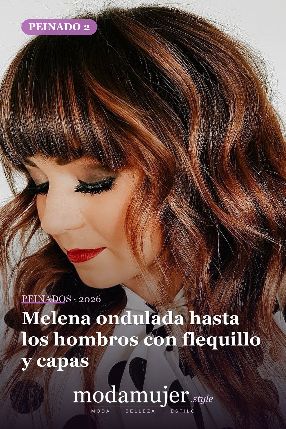 Melena ondulada hasta los hombros con flequillo y capas — 30 mejores estilos de cabello de longitud media con flequillo