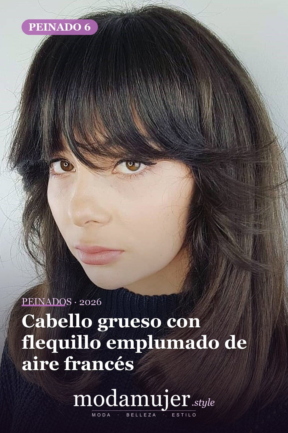 Cabello grueso con flequillo emplumado de aire francés — 30 mejores estilos de cabello de longitud media con flequillo