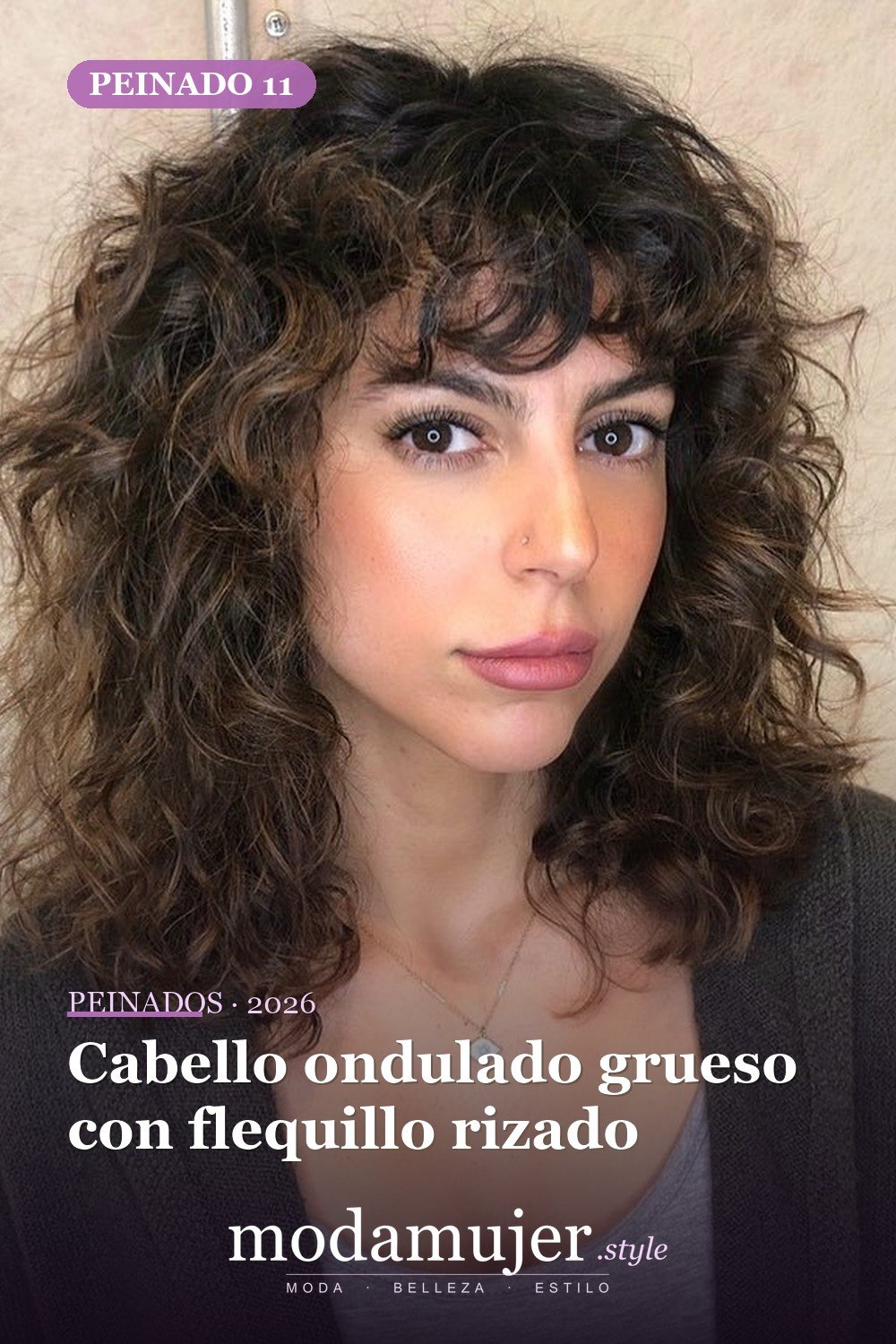 Cabello ondulado grueso con flequillo rizado — 30 mejores estilos de cabello de longitud media con flequillo