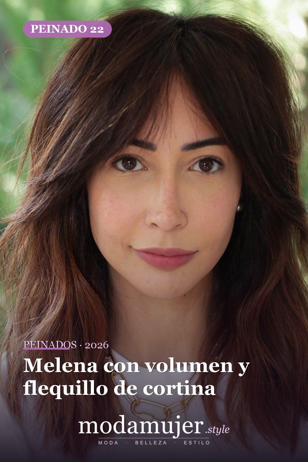 Melena con volumen y flequillo de cortina — 30 mejores estilos de cabello de longitud media con flequillo