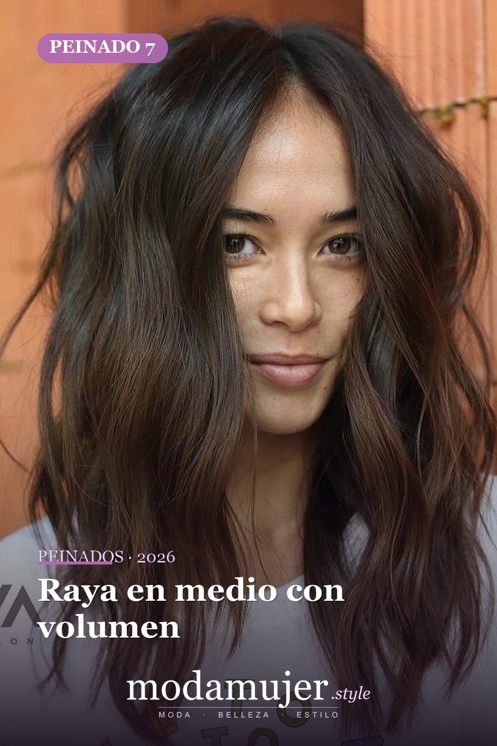 Raya en medio con volumen — 30 mejores peinados para grandes frentes que definitivamente funcionan