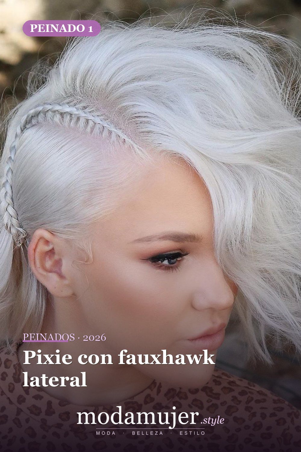 Pixie con fauxhawk lateral — 30 Updos para cabello corto que te harán sentir inspirada y segura en 2026