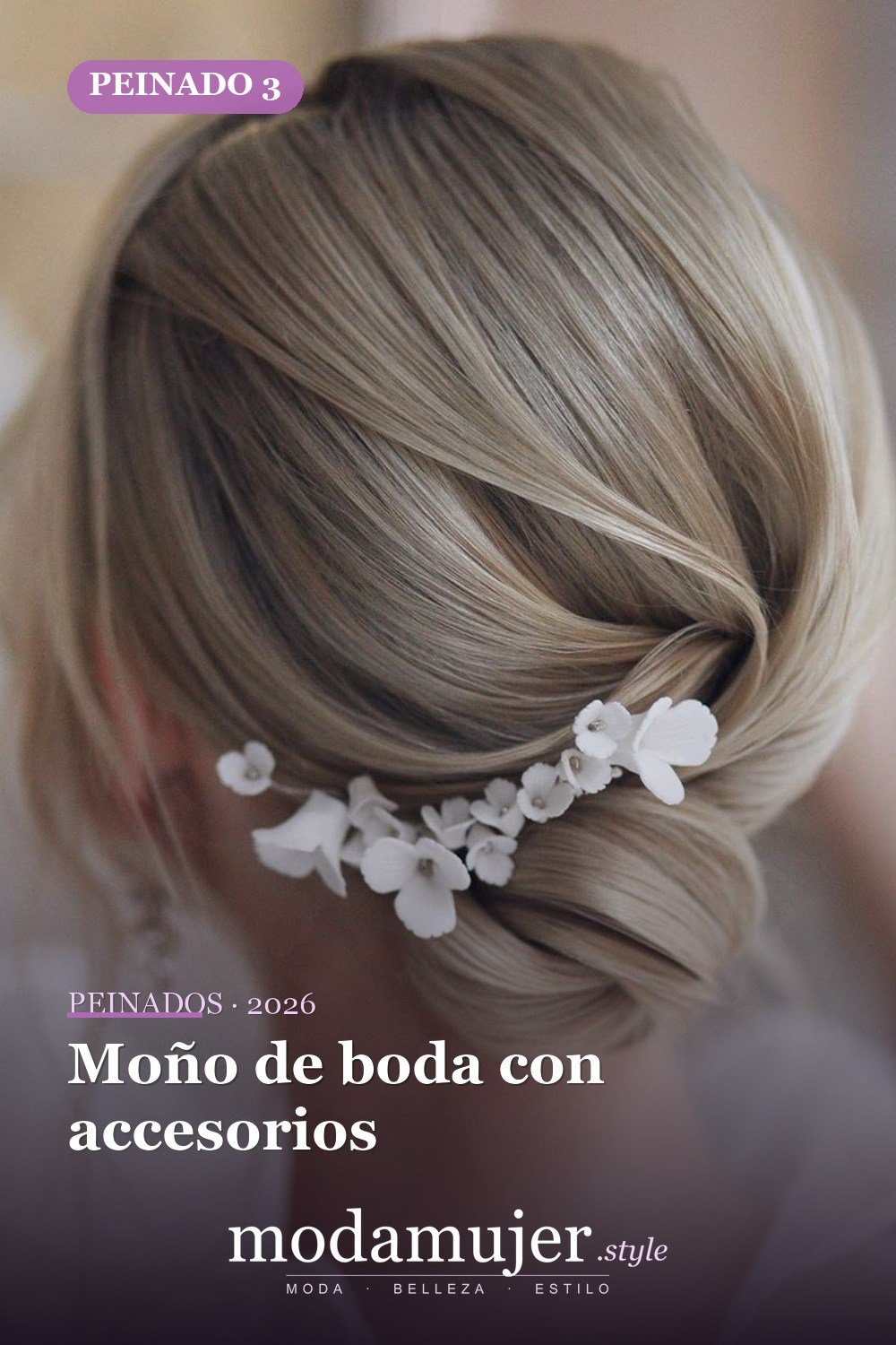 Moño de boda con accesorios — 30 Updos para cabello corto que te harán sentir inspirada y segura en 2026