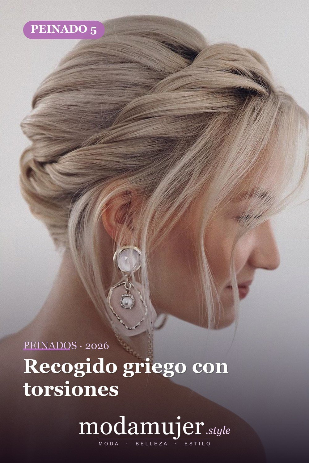 Recogido griego con torsiones — 30 Updos para cabello corto que te harán sentir inspirada y segura en 2026