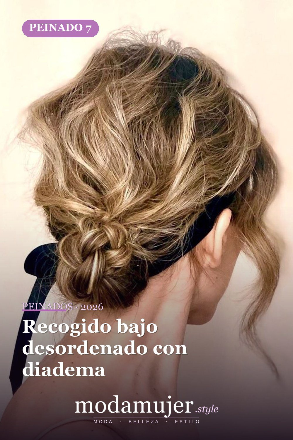 Recogido bajo desordenado con diadema — 30 Updos para cabello corto que te harán sentir inspirada y segura en 2026