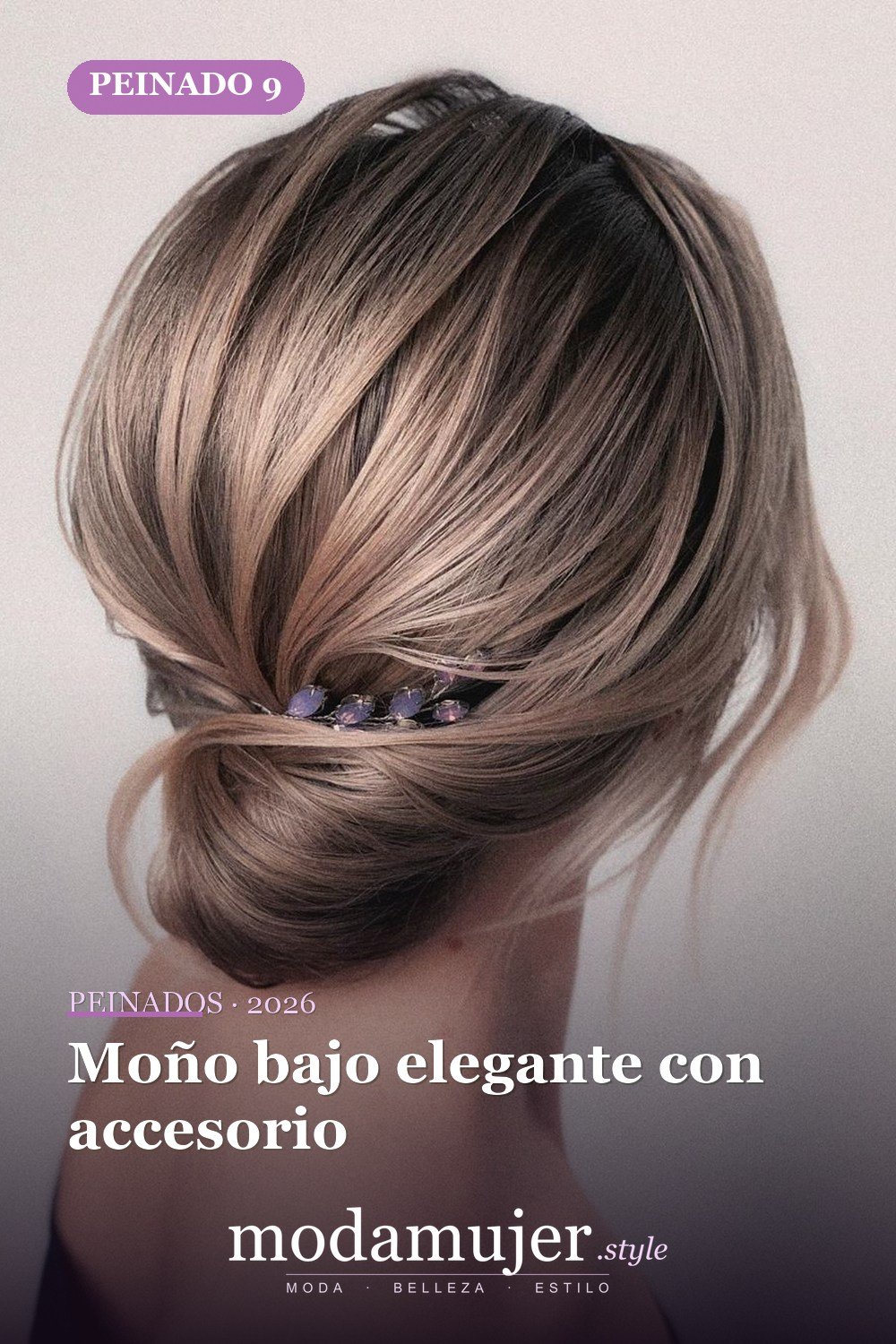 Moño bajo elegante con accesorio — 30 Updos para cabello corto que te harán sentir inspirada y segura en 2026