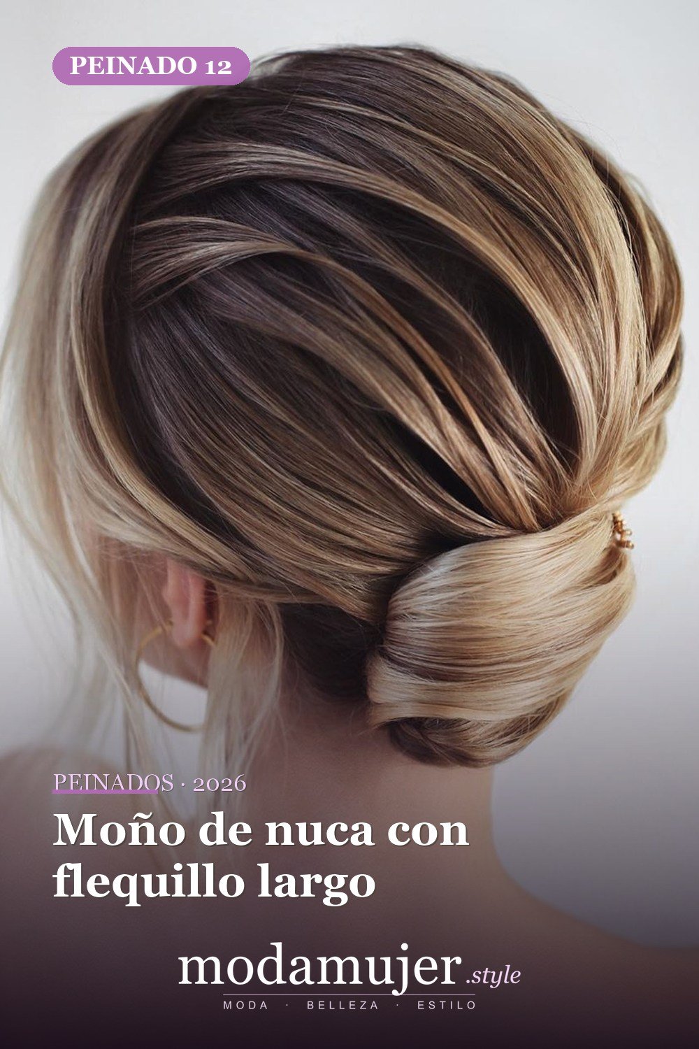 Moño de nuca con flequillo largo — 30 Updos para cabello corto que te harán sentir inspirada y segura en 2026
