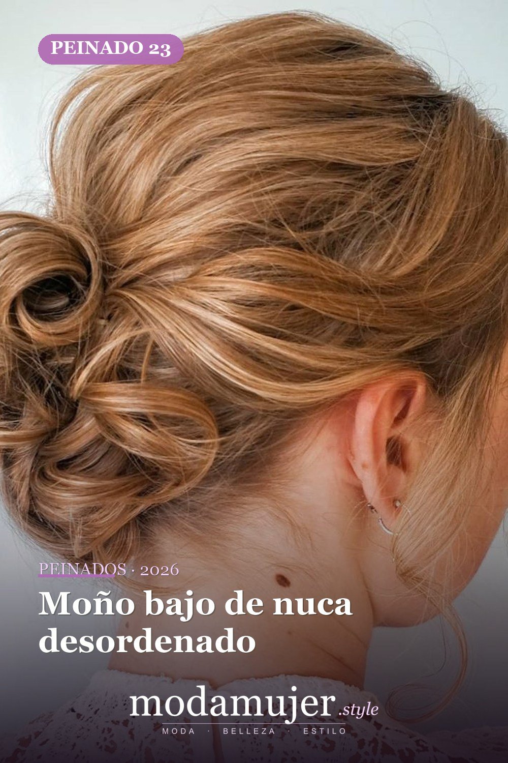 Moño bajo de nuca desordenado — 30 Updos para cabello corto que te harán sentir inspirada y segura en 2026