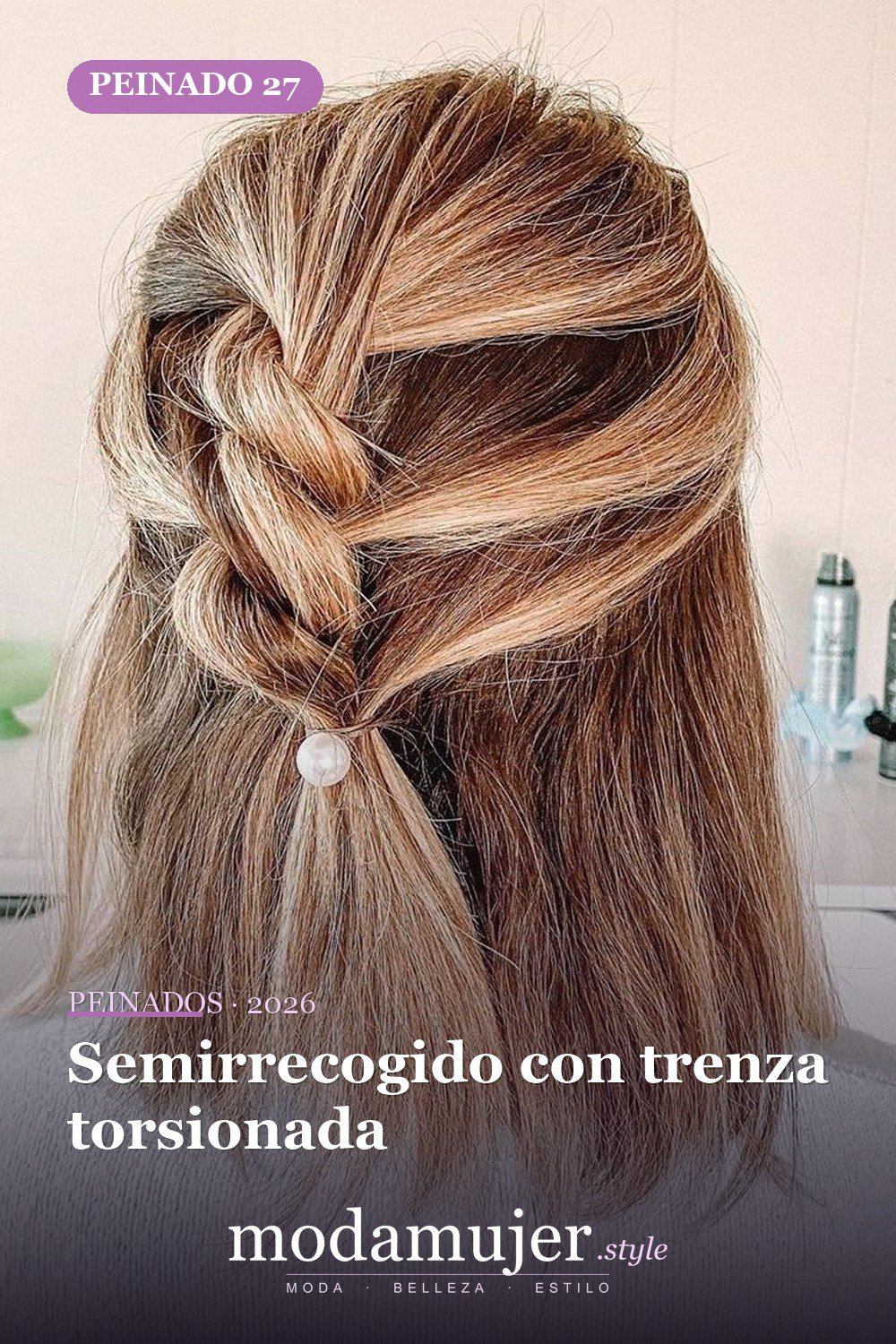 Semirrecogido con trenza torsionada — 30 Updos para cabello corto que te harán sentir inspirada y segura en 2026