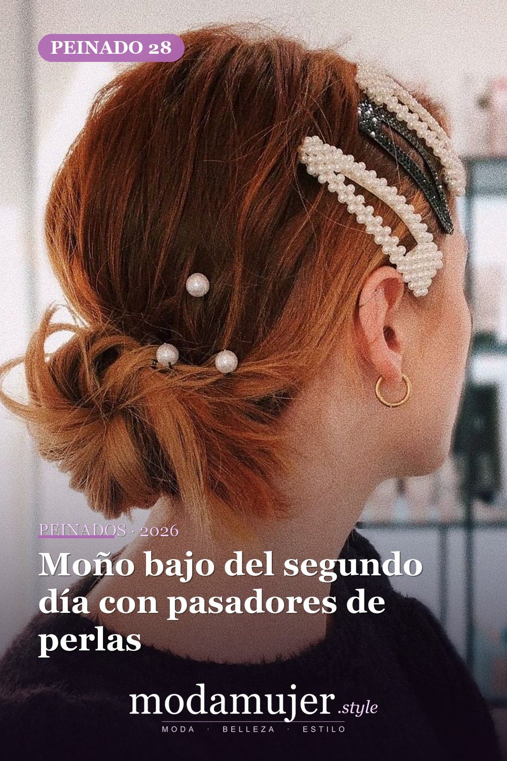 Moño bajo del segundo día con pasadores de perlas — 30 Updos para cabello corto que te harán sentir inspirada y segura en 2026