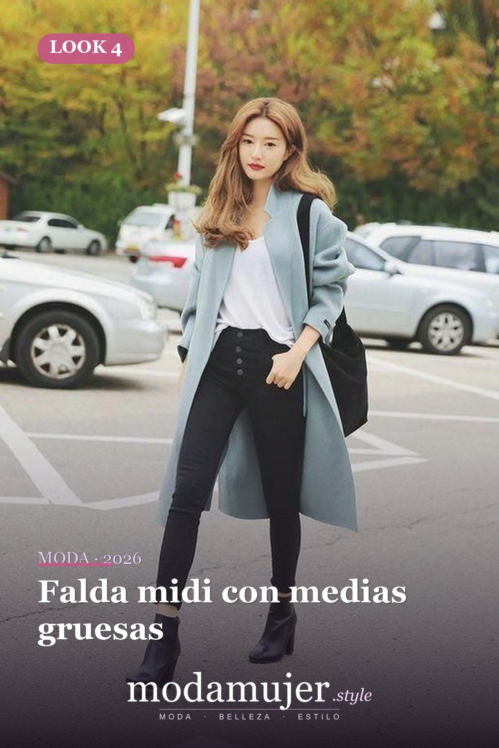 Falda midi con medias gruesas — 31 trajes de moda casual de invierno lindos para chica adolescente 2026