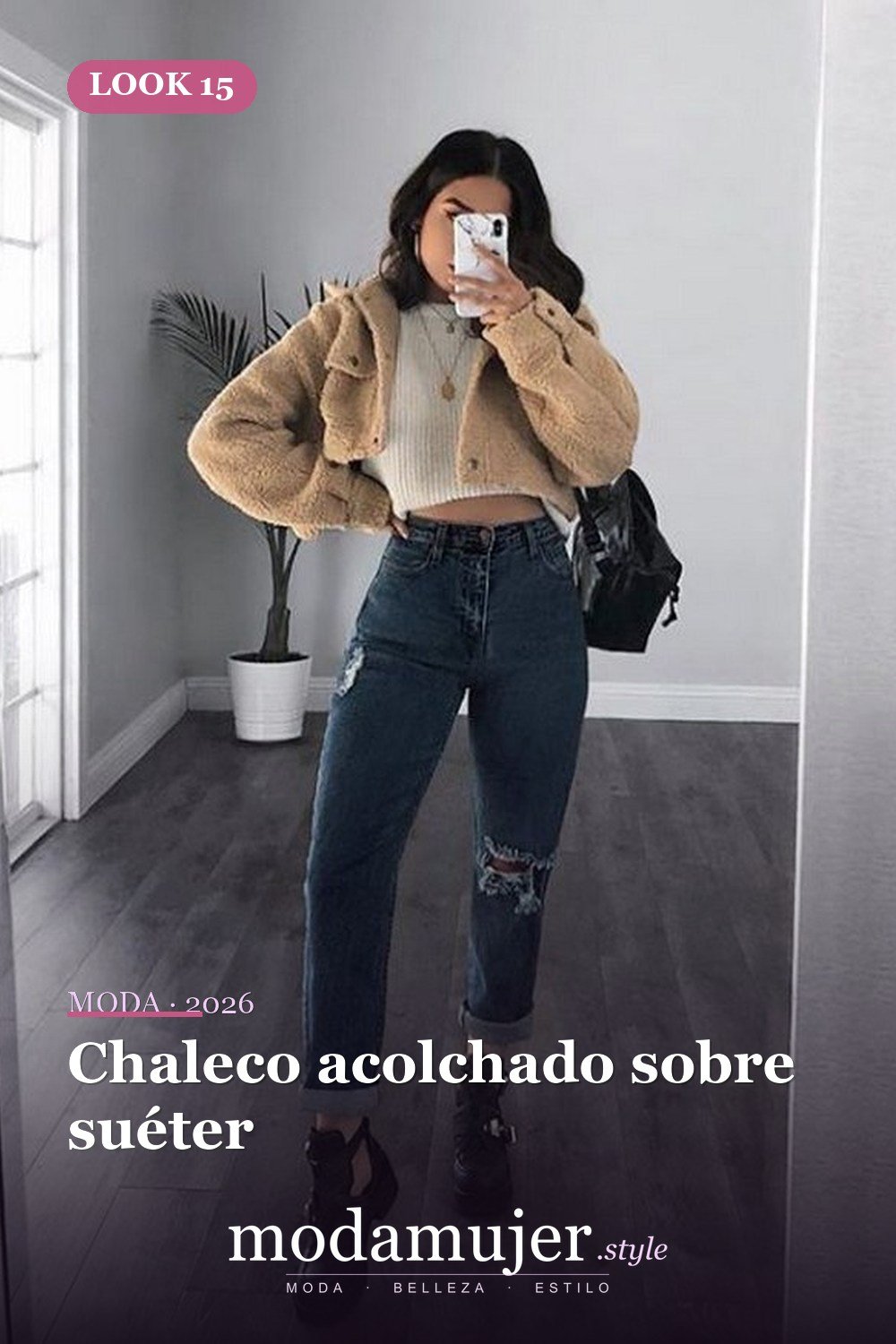Chaleco acolchado sobre suéter — 31 trajes de moda casual de invierno lindos para chica adolescente 2026