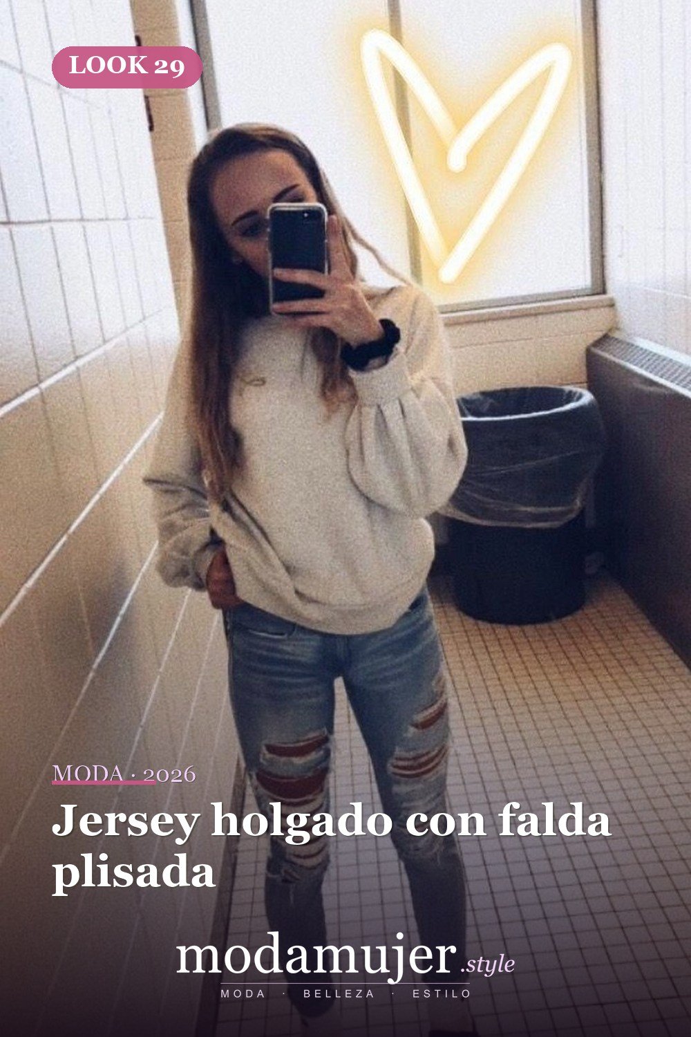 Jersey holgado con falda plisada — 31 trajes de moda casual de invierno lindos para chica adolescente 2026