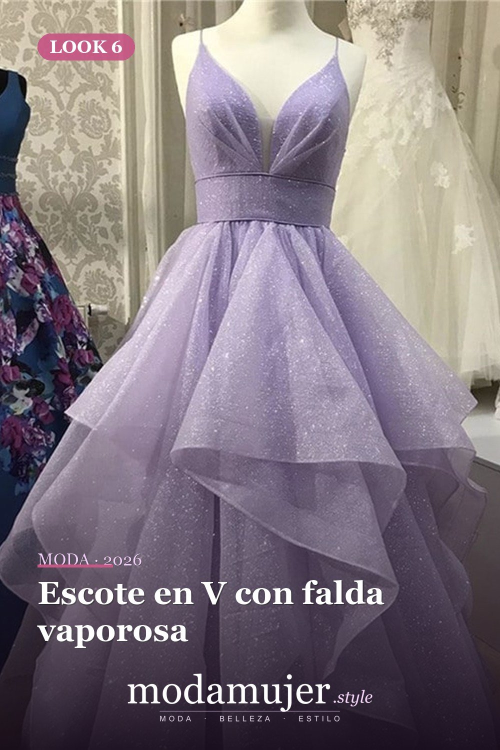 Escote en V con falda vaporosa — 32 vestidos de fiesta de gasa que disfrutarás