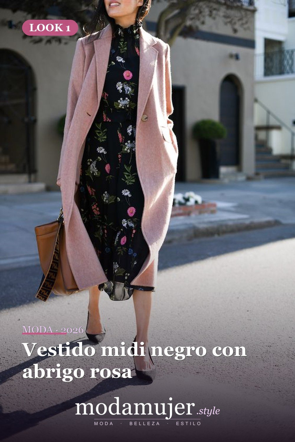 Vestido midi negro con abrigo rosa — 33 trajes de mujer con estampados florales para la oficina