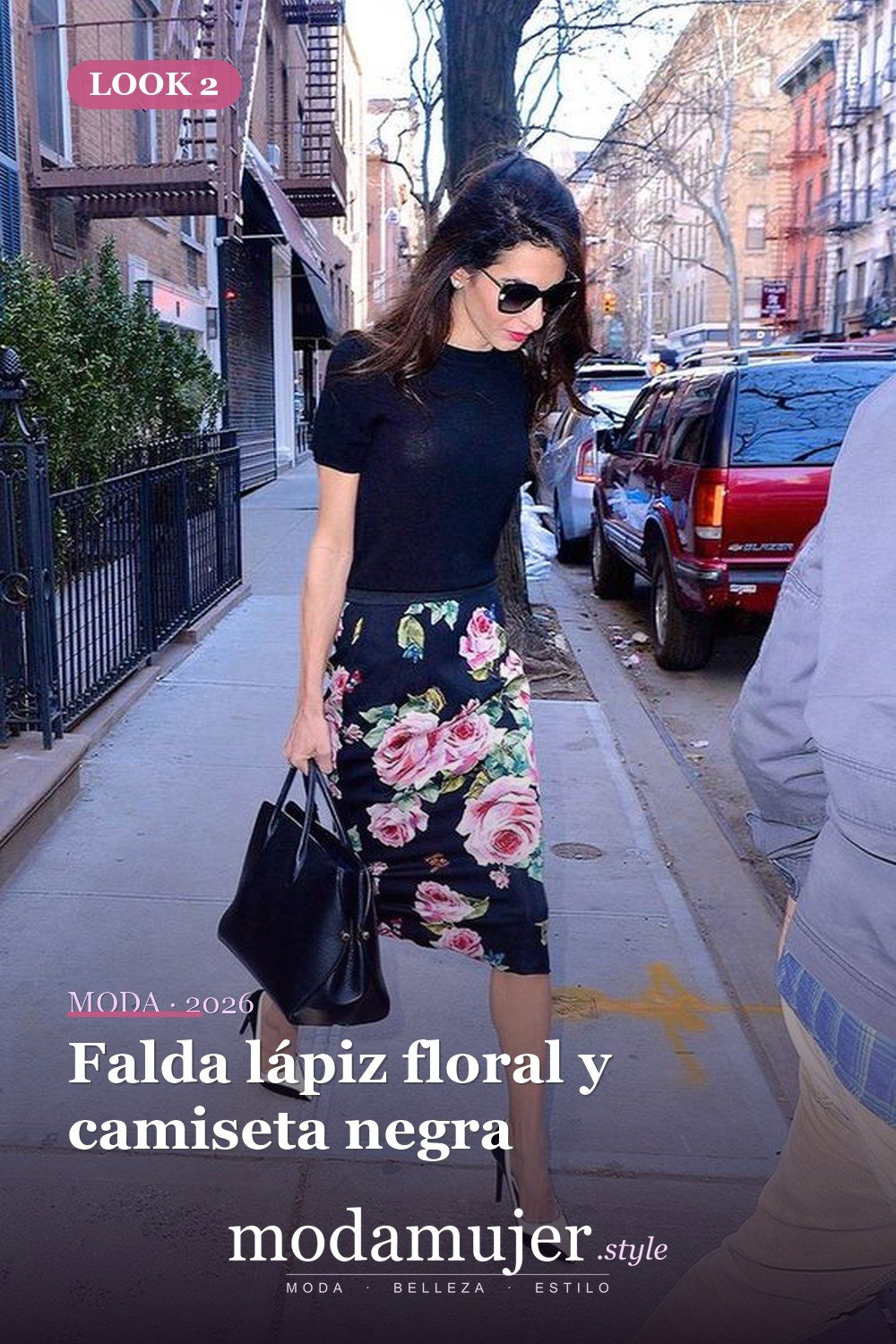 Falda lápiz floral y camiseta negra — 33 trajes de mujer con estampados florales para la oficina