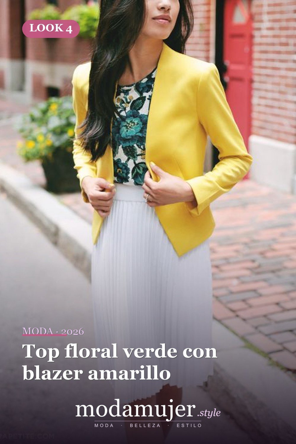 Top floral verde con blazer amarillo — 33 trajes de mujer con estampados florales para la oficina