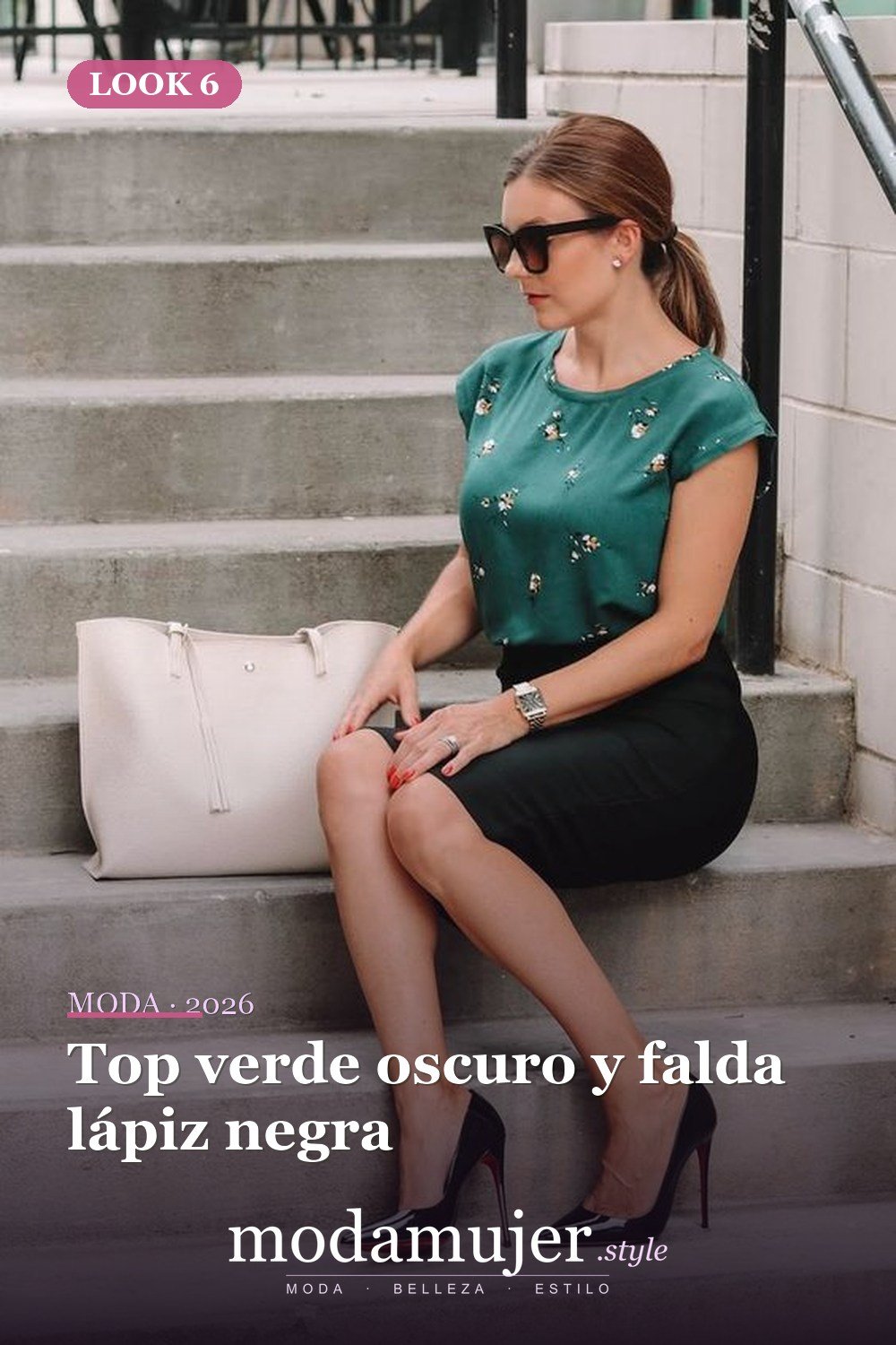 Top verde oscuro y falda lápiz negra — 33 trajes de mujer con estampados florales para la oficina