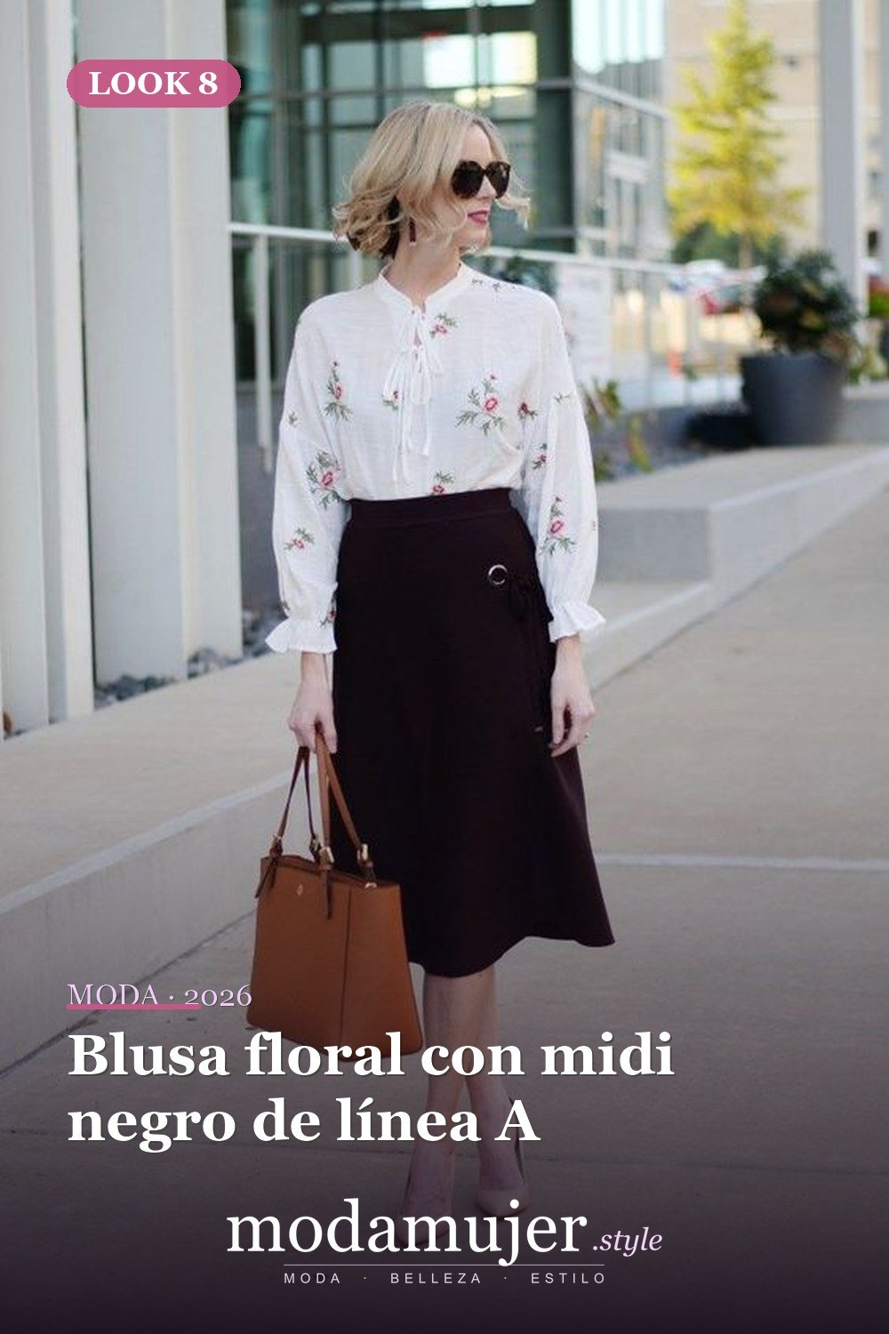 Blusa floral con midi negro de línea A — 33 trajes de mujer con estampados florales para la oficina