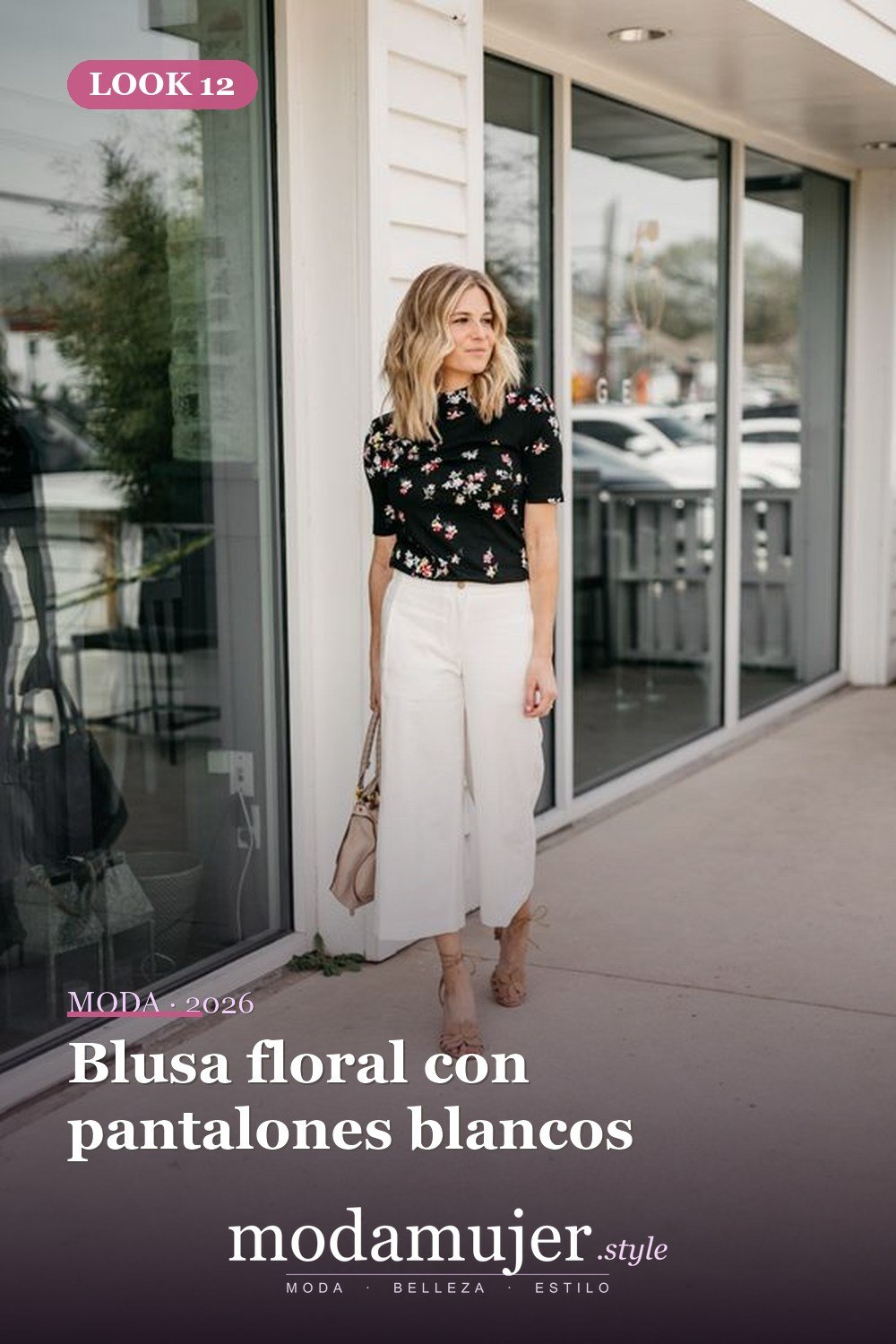 Blusa floral con pantalones blancos — 33 trajes de mujer con estampados florales para la oficina