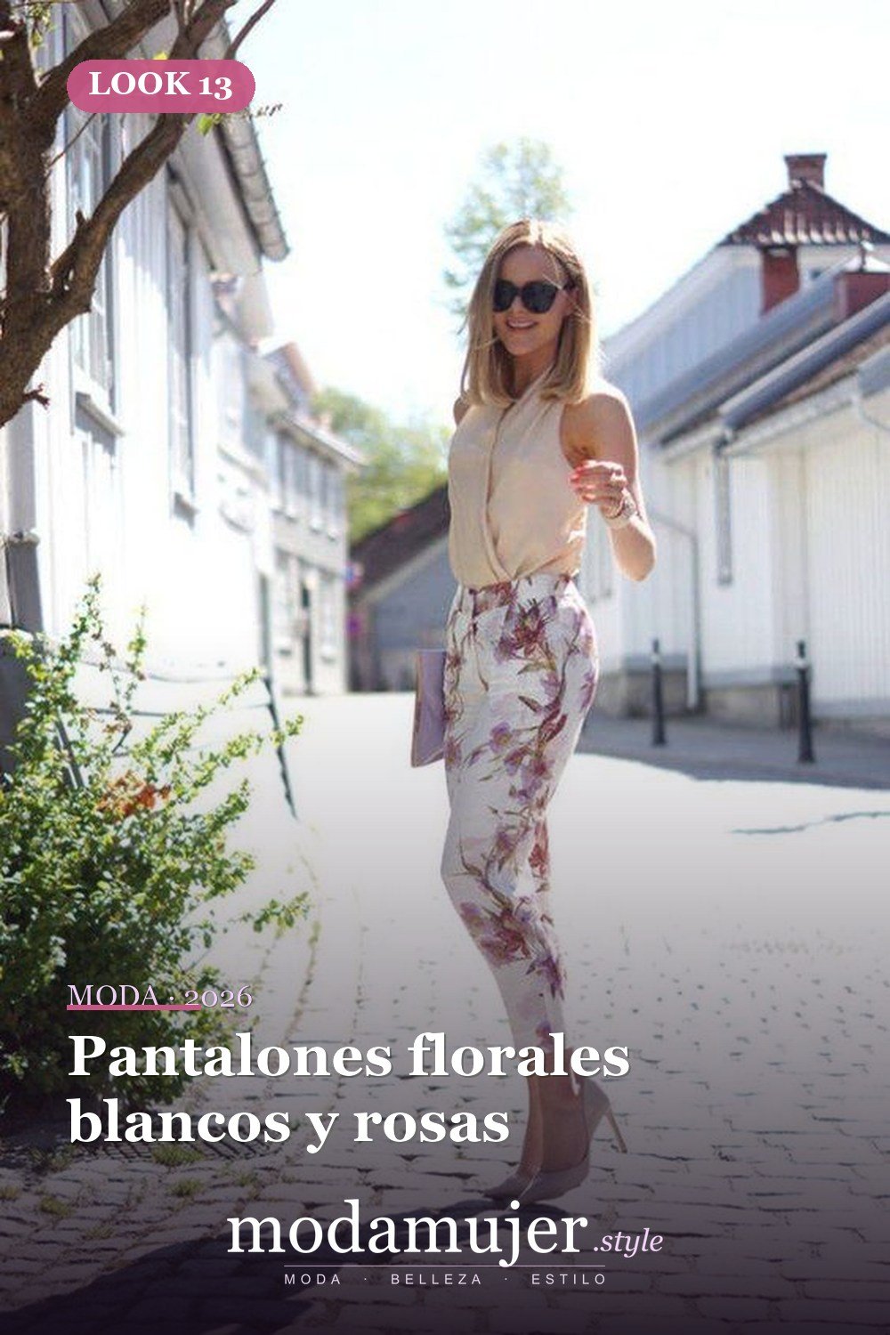 Pantalones florales blancos y rosas — 33 trajes de mujer con estampados florales para la oficina