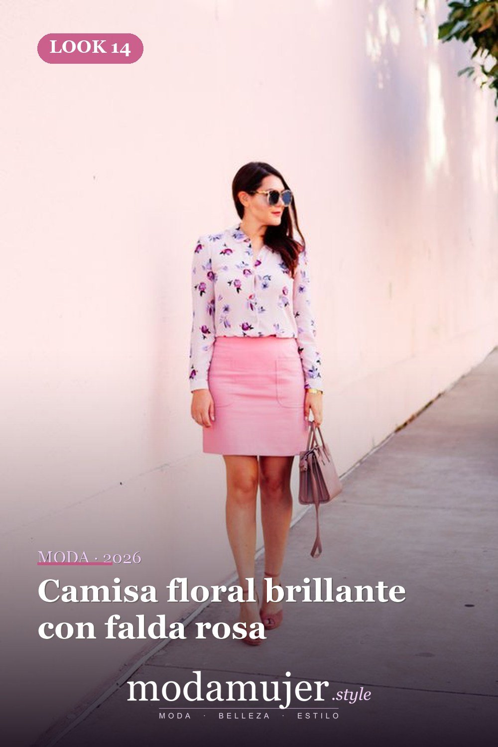 Camisa floral brillante con falda rosa — 33 trajes de mujer con estampados florales para la oficina