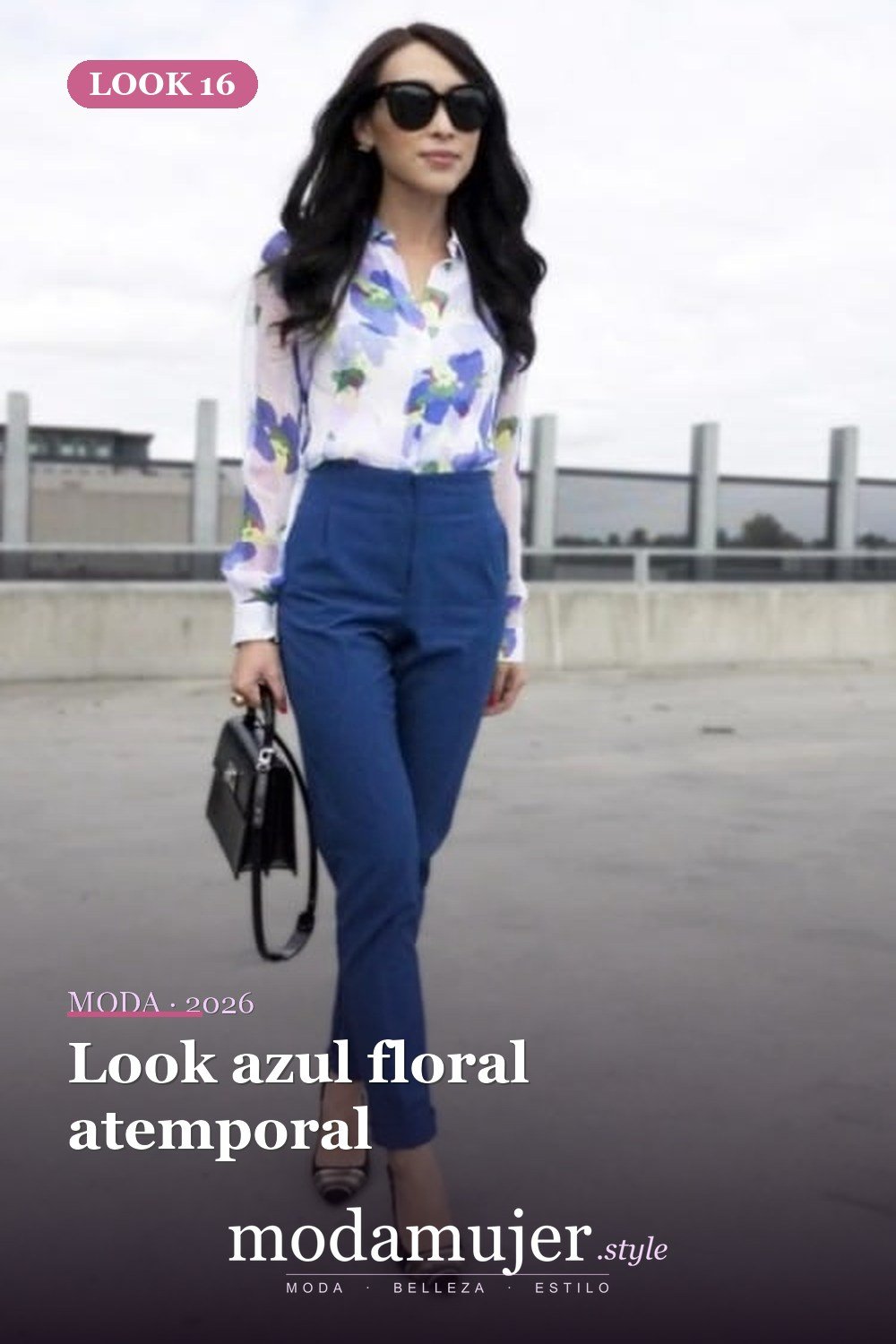 Look azul floral atemporal — 33 trajes de mujer con estampados florales para la oficina