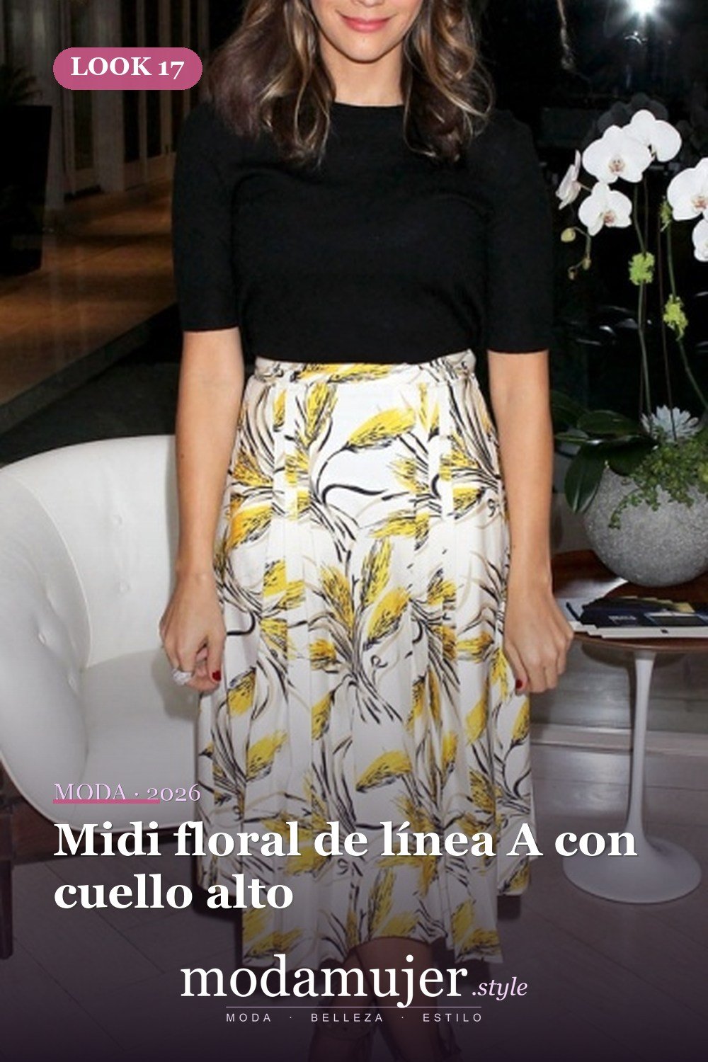 Midi floral de línea A con cuello alto — 33 trajes de mujer con estampados florales para la oficina