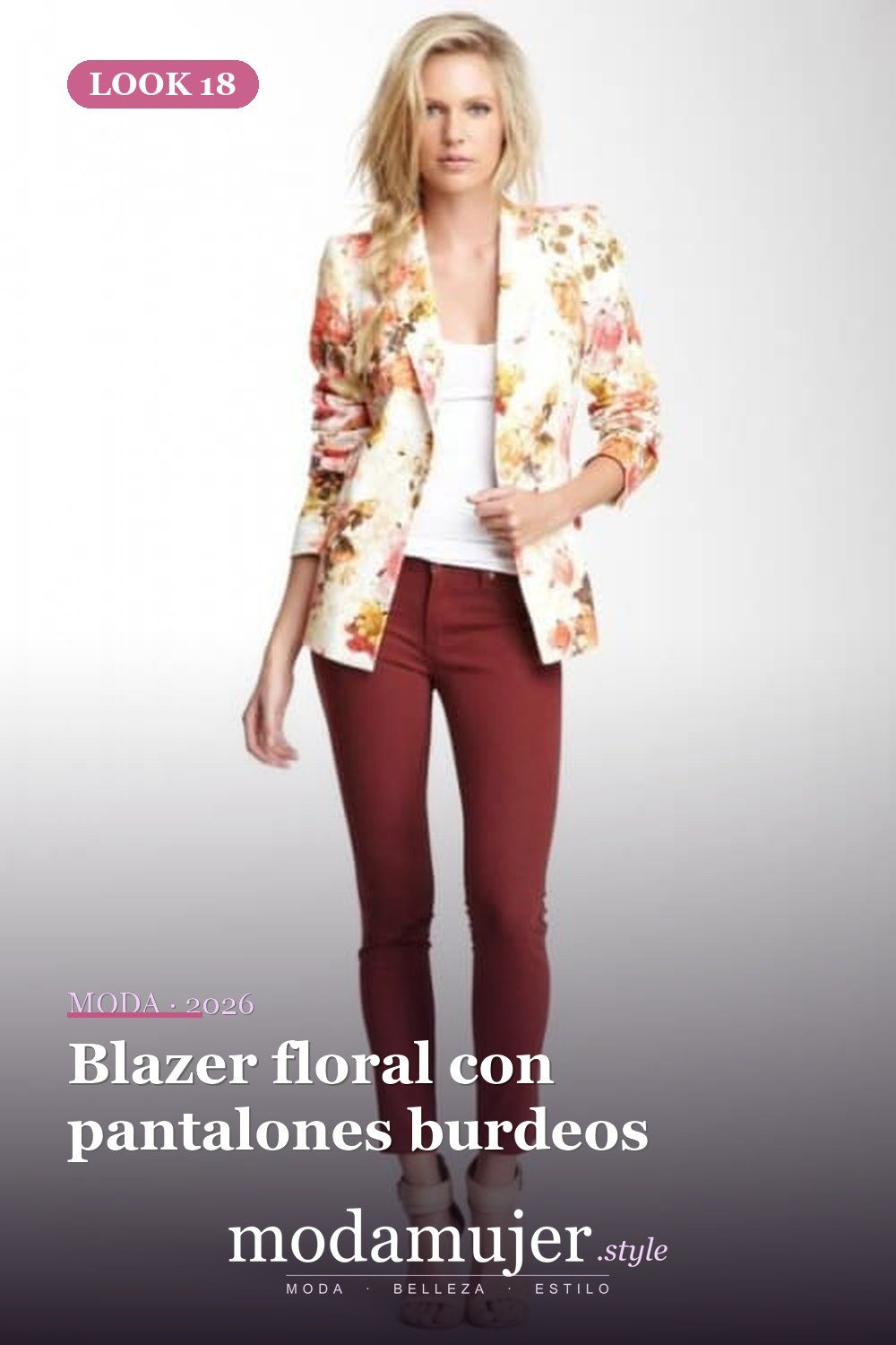 Blazer floral con pantalones burdeos — 33 trajes de mujer con estampados florales para la oficina