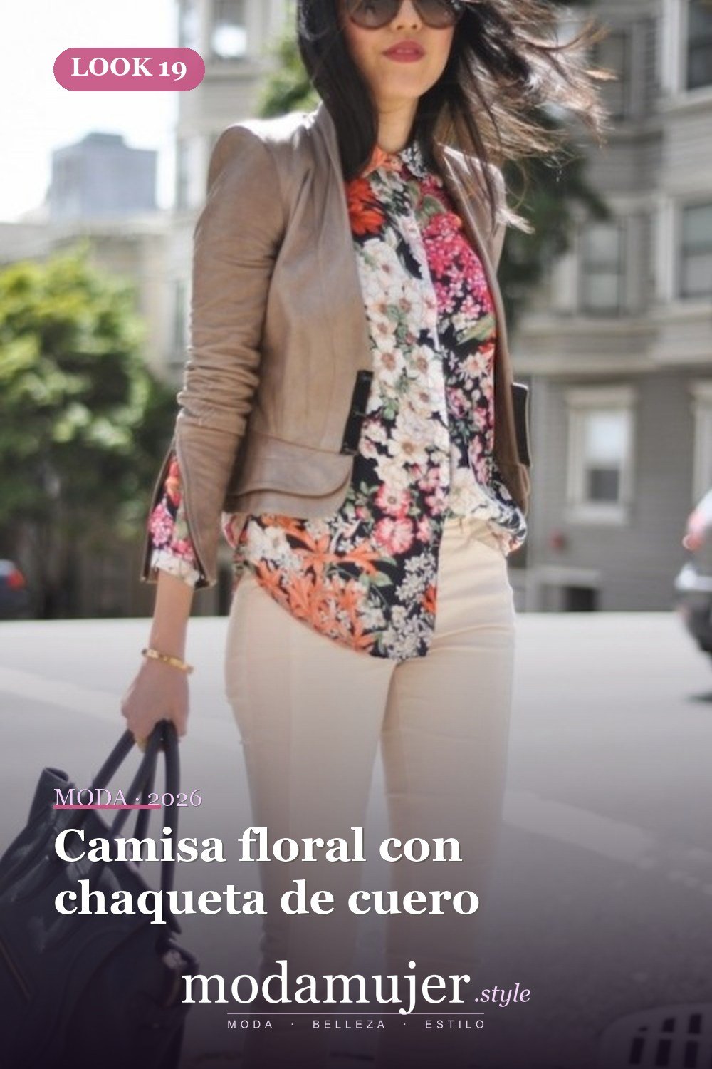 Camisa floral con chaqueta de cuero — 33 trajes de mujer con estampados florales para la oficina