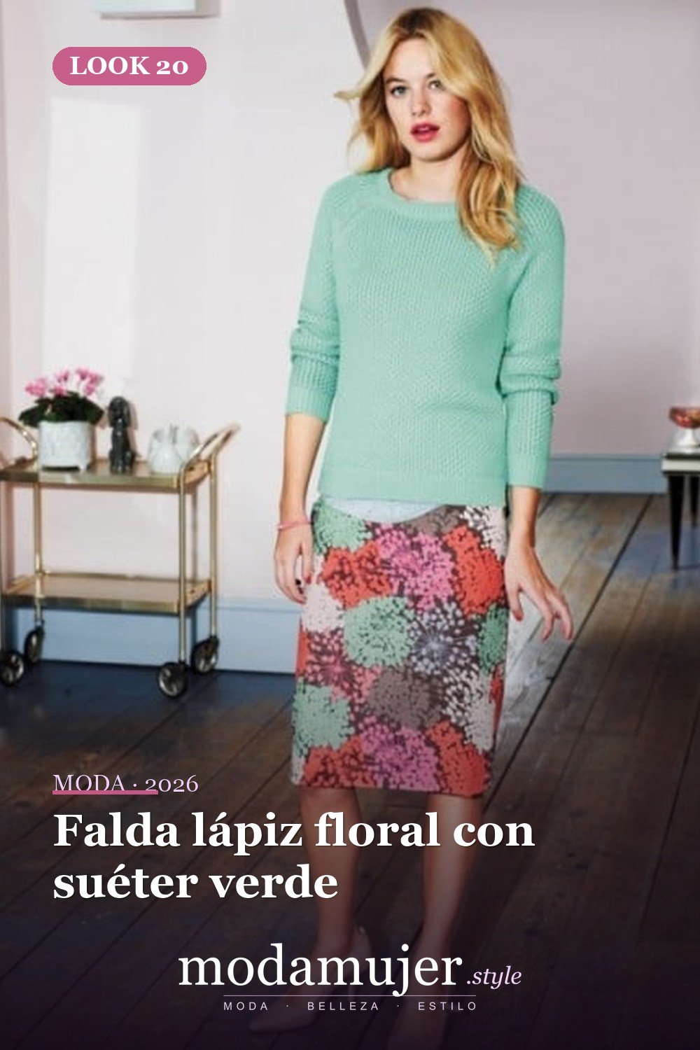 Falda lápiz floral con suéter verde — 33 trajes de mujer con estampados florales para la oficina