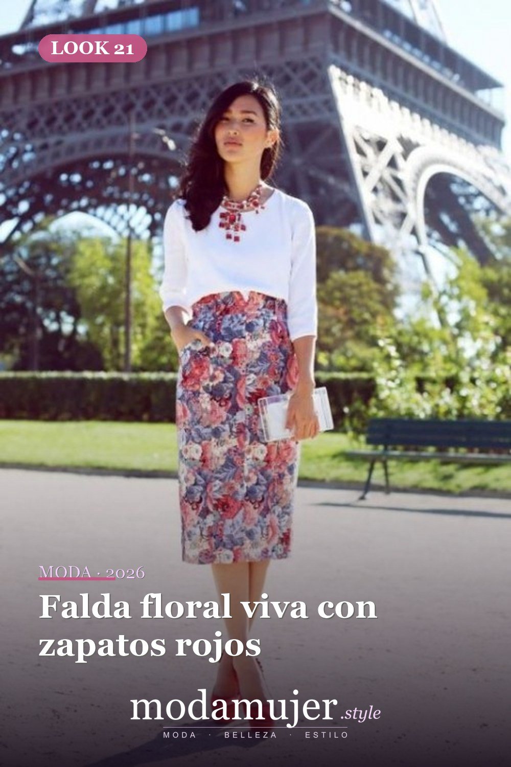 Falda floral viva con zapatos rojos — 33 trajes de mujer con estampados florales para la oficina