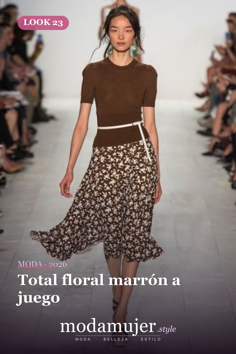 Total floral marrón a juego — 33 trajes de mujer con estampados florales para la oficina