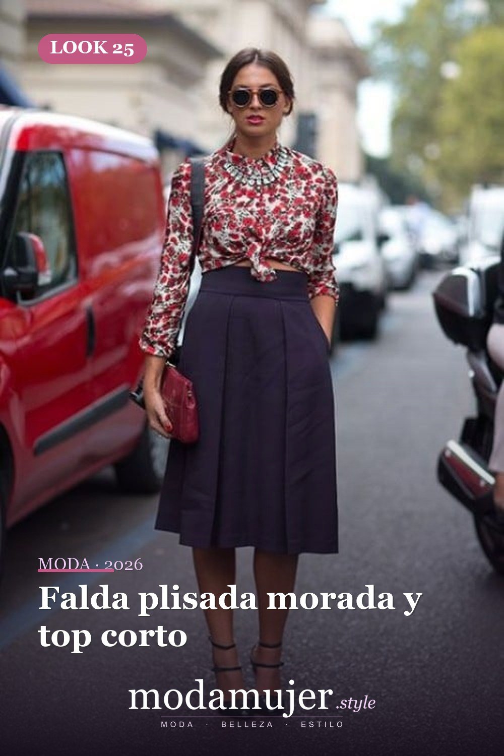 Falda plisada morada y top corto — 33 trajes de mujer con estampados florales para la oficina
