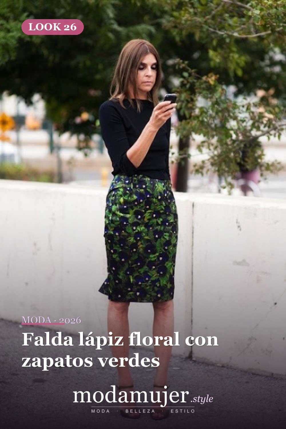 Falda lápiz floral con zapatos verdes — 33 trajes de mujer con estampados florales para la oficina