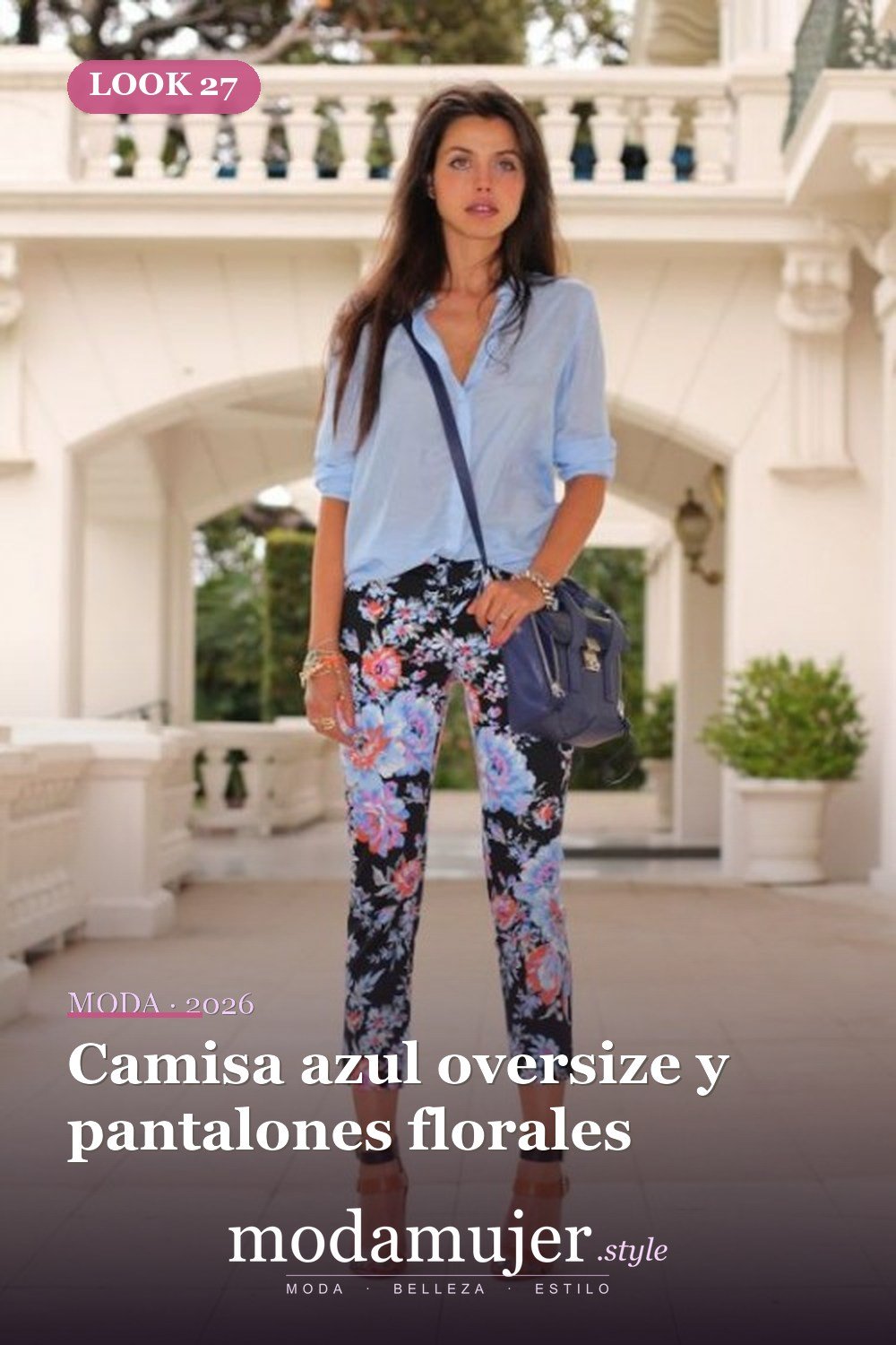 Camisa azul oversize y pantalones florales — 33 trajes de mujer con estampados florales para la oficina