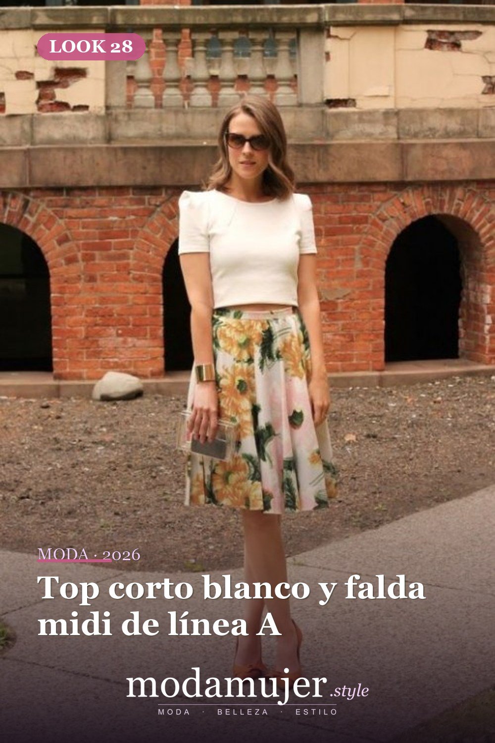Top corto blanco y falda midi de línea A — 33 trajes de mujer con estampados florales para la oficina
