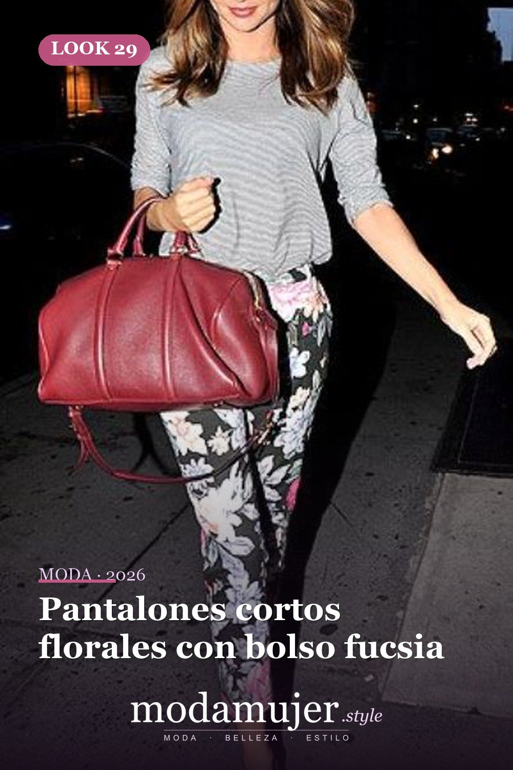 Pantalones cortos florales con bolso fucsia — 33 trajes de mujer con estampados florales para la oficina