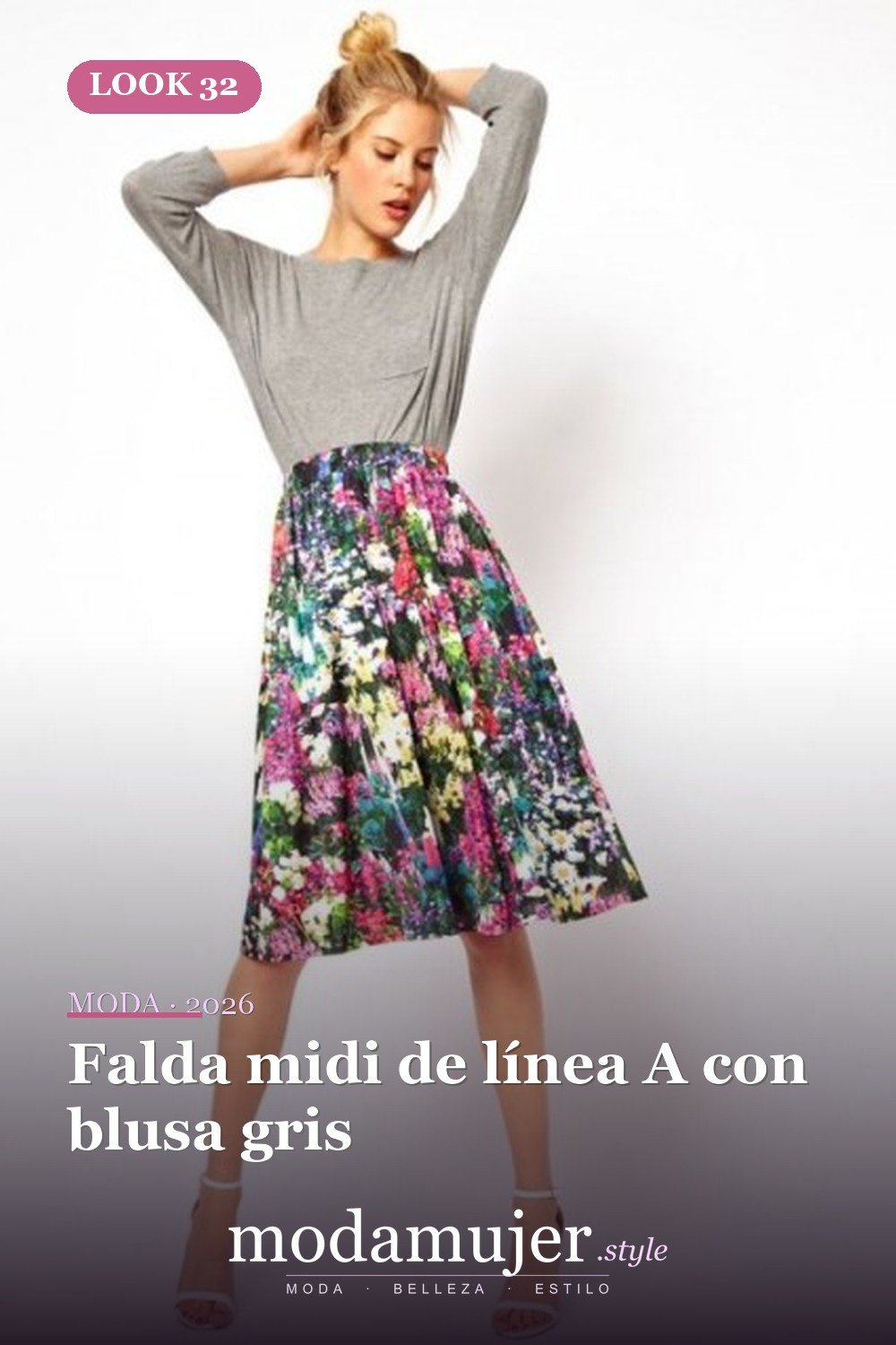 Falda midi de línea A con blusa gris — 33 trajes de mujer con estampados florales para la oficina