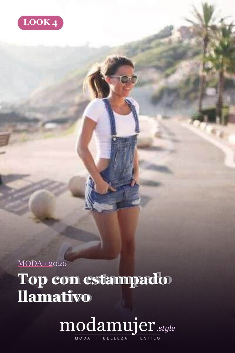 Top con estampado llamativo — 34 conjuntos casuales de verano para mujeres con pantalones vaqueros