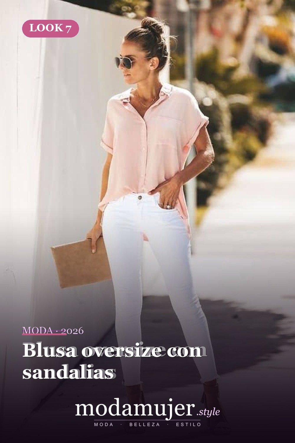Blusa oversize con sandalias — 34 conjuntos casuales de verano para mujeres con pantalones vaqueros
