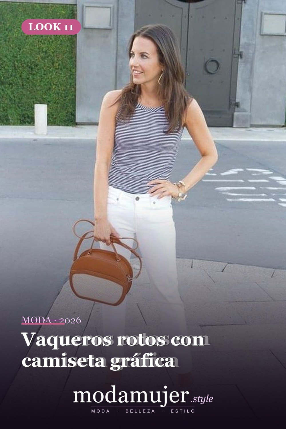 Vaqueros rotos con camiseta gráfica — 34 conjuntos casuales de verano para mujeres con pantalones vaqueros