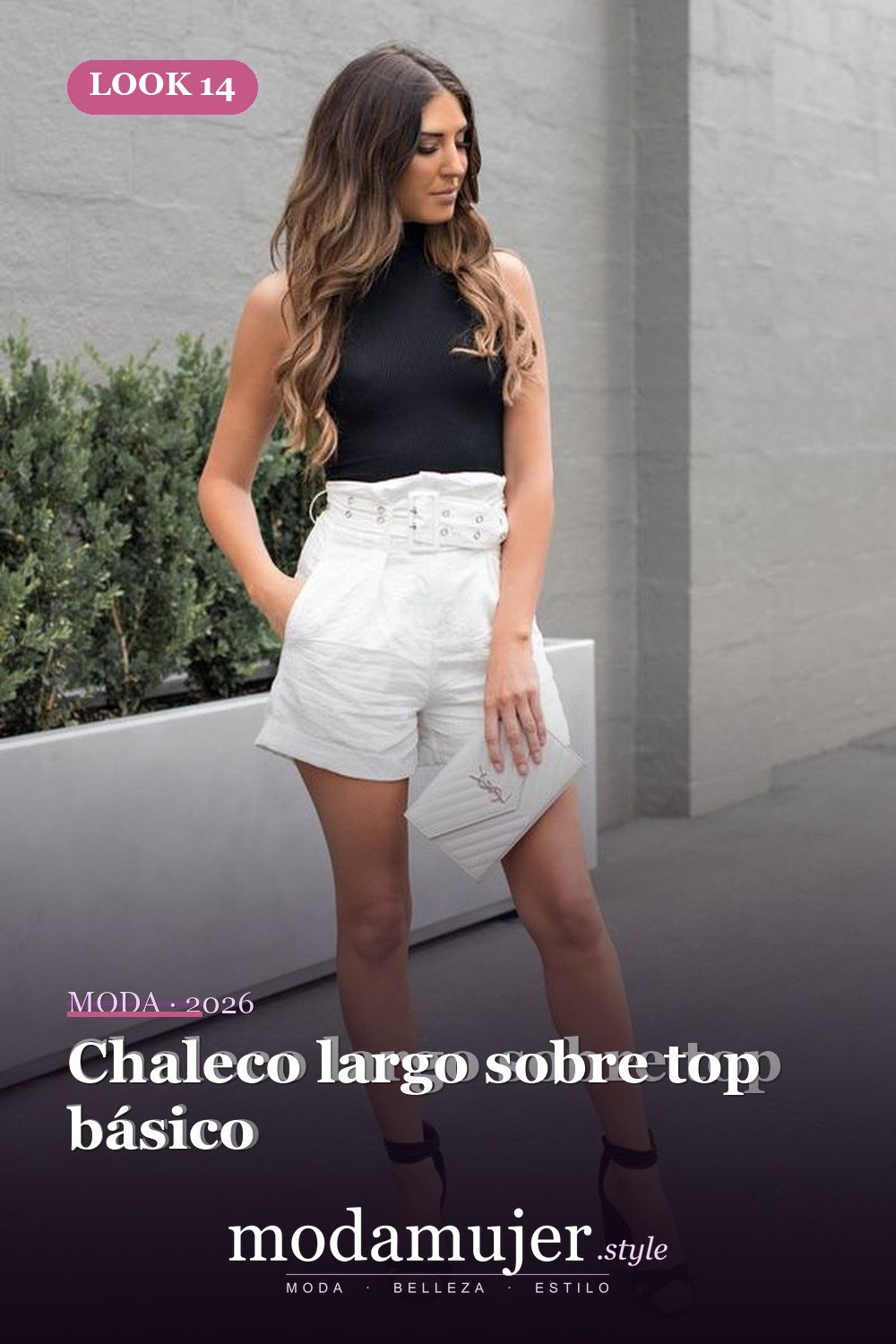 Chaleco largo sobre top básico — 34 conjuntos casuales de verano para mujeres con pantalones vaqueros