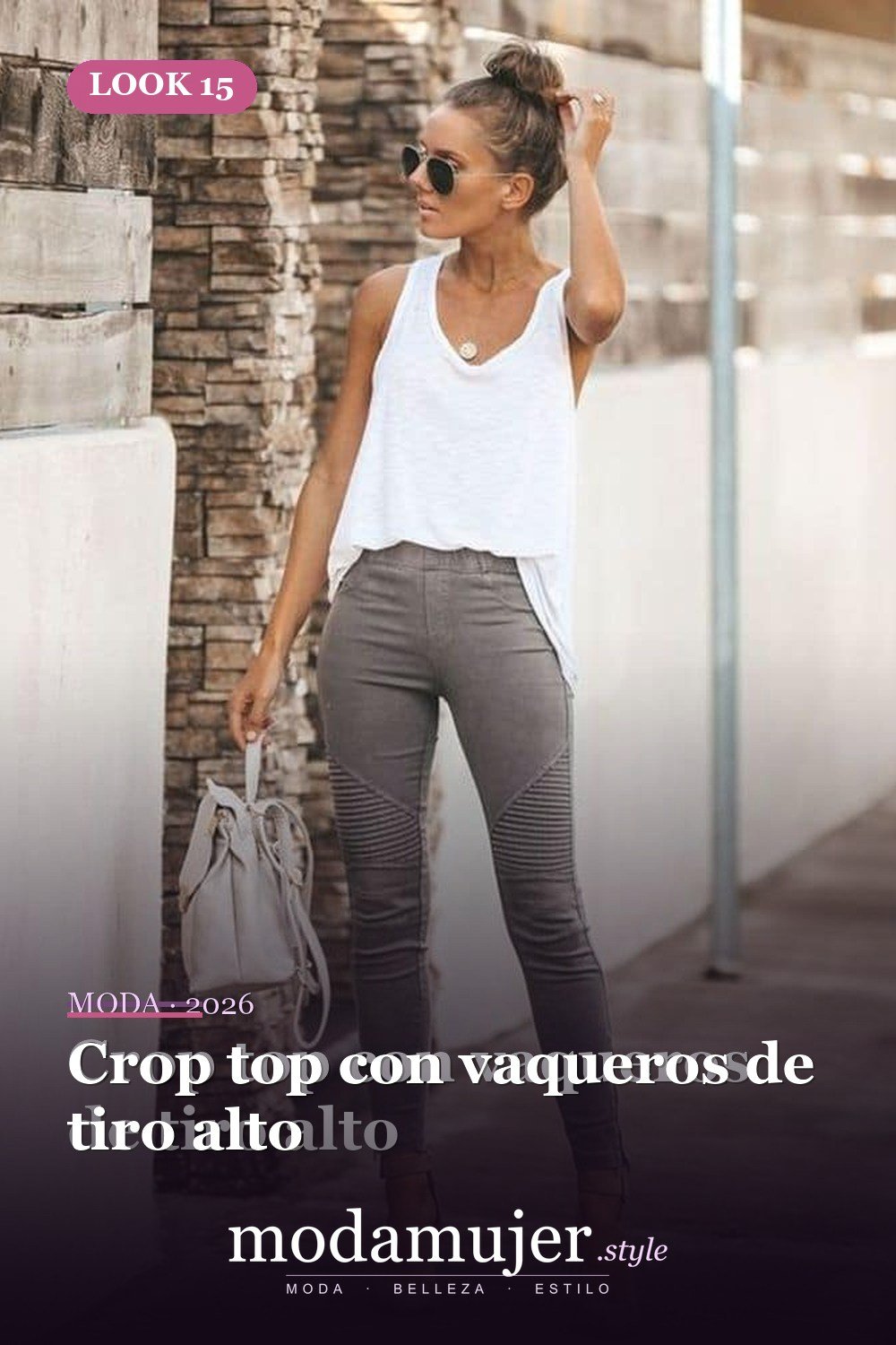 Crop top con vaqueros de tiro alto — 34 conjuntos casuales de verano para mujeres con pantalones vaqueros