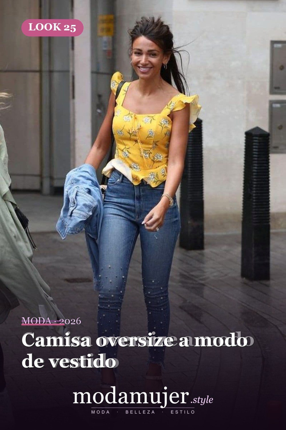 Camisa oversize a modo de vestido — 34 conjuntos casuales de verano para mujeres con pantalones vaqueros